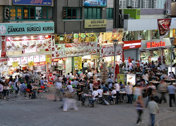بازار خیابانی تونالی هیلمی در آنکارا