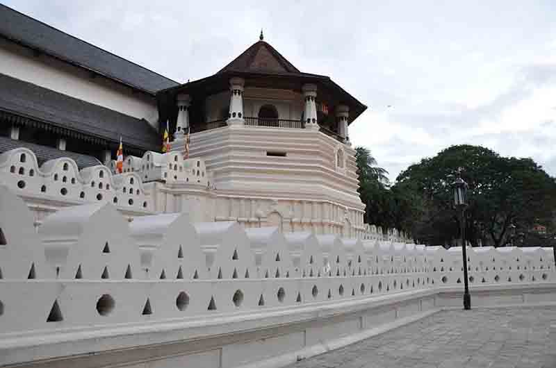 معبد دندان مقدس مقدس ترین مکان بوداییان است.