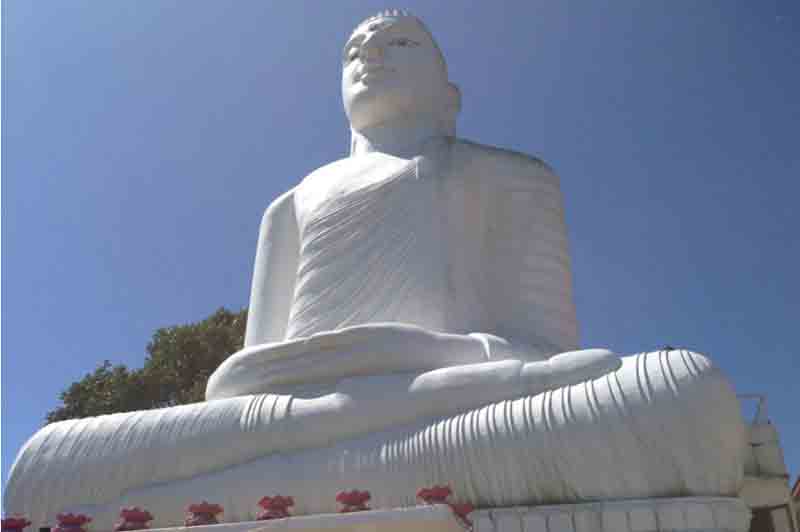 مجسمه غول پیکر لرد بودا در باهیراواکاندا بر شهر شلوغ کندی نظارت دارد.