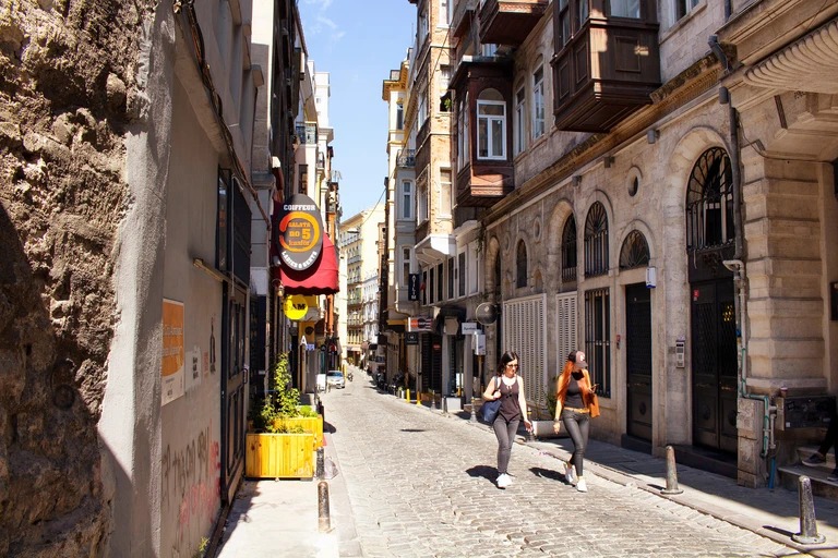 خیابان سردار اکرم در گالاتا در منطقه بی اوغلو استانبول