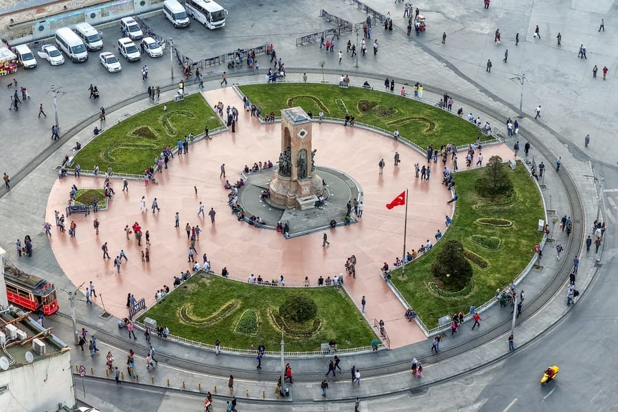 میدان تکسیم نقطه شروع خیابان خرید استانبول
