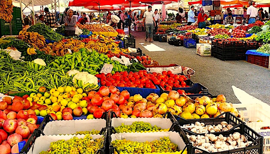 بازار میوه و سبزیجات آلانیا