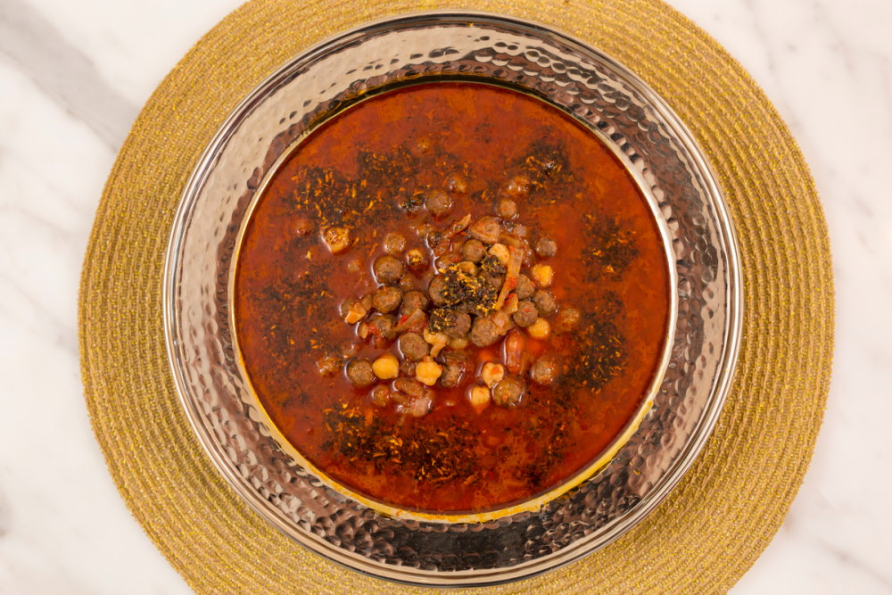 این سوپ از کوفته های ریز، نخود و برنج تهیه می شود که با هم در سس گوجه فرنگی پخته می شوند