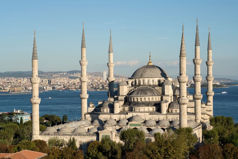 مسجد سلطان احمد یکی از خیره کننده ترین مساجد استانبول است.سلطان احمد مسجد بزرگ دوره کلاسیک است.