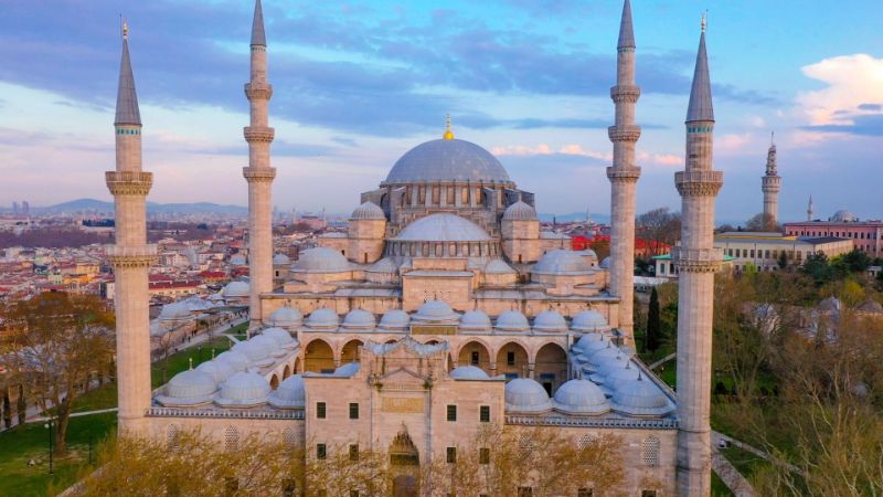 مسجد سلیمانیه دارای معماری کلاسیک عثمانی است زیرا توسط معمار اصلی آن دوران، معمار سنان ساخته شده است.