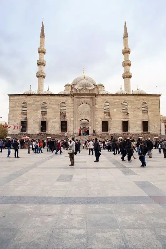 مسجد جدید (Yeni Camii)  یک نمونه عالی از دوره سلطنت زنان، ساخت این اثر فرهنگی با یک بانو شروع شد