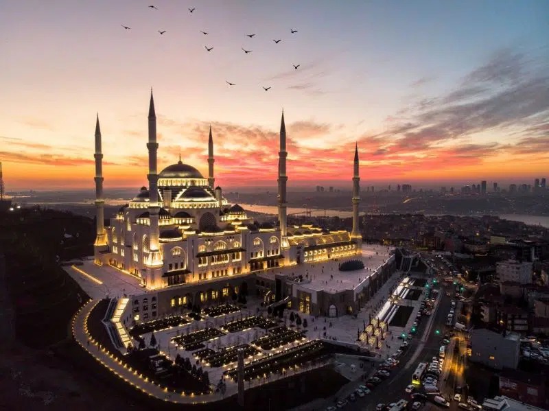 مسجد چاملیجا  به عنوان بخشی از طرح MegaProject توسط دولت ترکیه، این مسجد توسط دو معمار زن طراحی شده و در سال 2019 افتتاح شده است. 