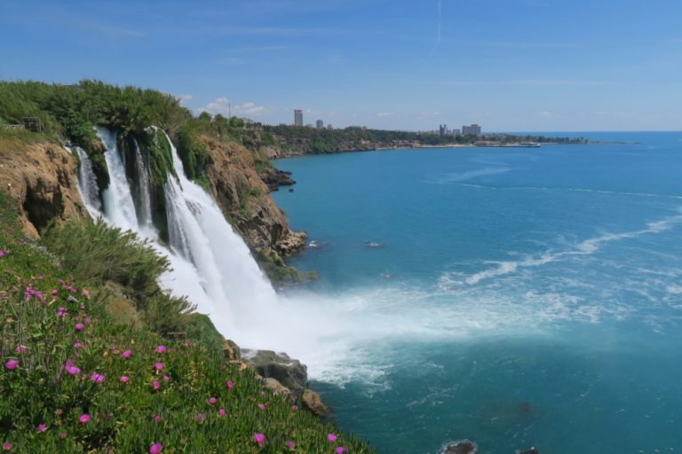 آبشار Lower Düden در لارا در آنتالیا ترکیه و اگر به دنبال یک پیاده روی شگفت انگیز با مناظر خیره کننده در آنتالیا هستید