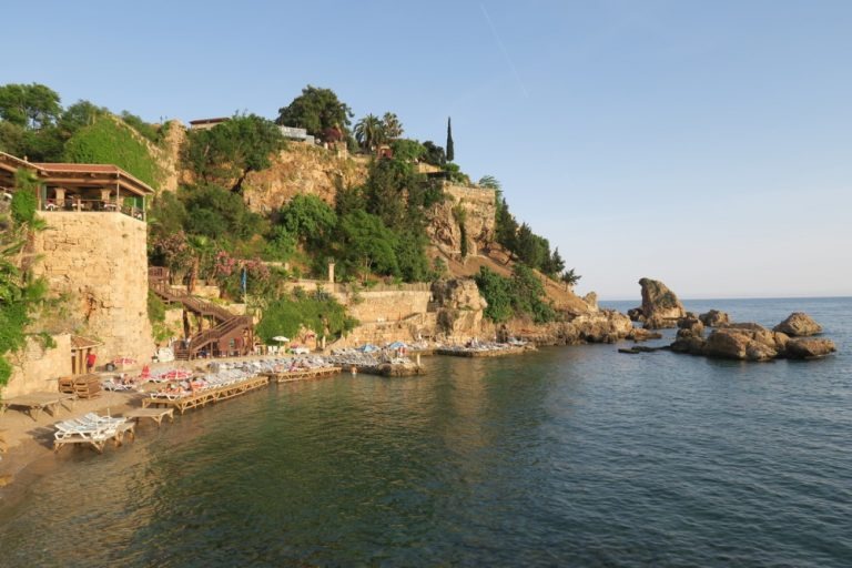 ساحل مرمرلی درست در کنار اسکله تفریحی آنتالیا در شهر قدیمی کالیچی واقع شده است. 