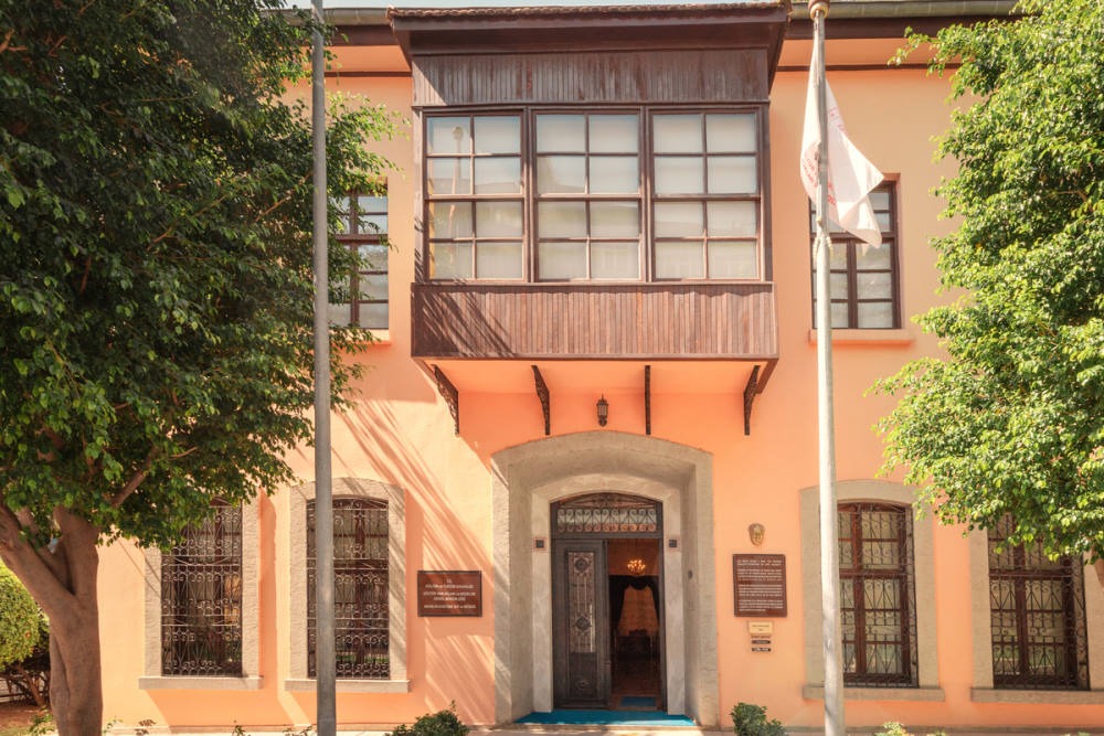 موزه خانه آتاتورک به بازدید مصطفی کمال آتاتورک از شهر آنتالیا اختصاص دارد. در منطقه موراتپاشا واقع شده است