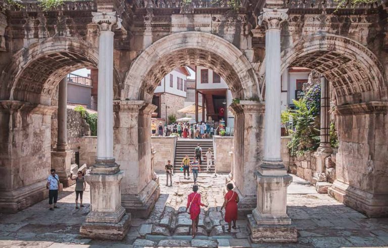 دروازه هادریان یکی از قدیمی ترین و مهم ترین دیدنی های شهر است. این طاق که در زبان ترکی 