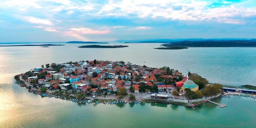 شما می توانید روزهای خود را با استراحت در دریاچه بگذرانید و در حال گشت و گذار در روستای زیبای Gölyazi، شهری واقع در شبه جزیره دریاچه اولوبات، بورسا باشید.
