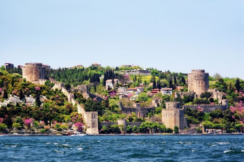 قلعه روملی در سال 1452 ساخته شده است. از نظر فنی، آن را به اولین ساختمان عثمانی در استانبول تبدیل می کند.