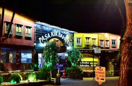 این رستوران با تزئینات زیبا درست بالای ساحل Mermerli، مشرف به خلیج Kaleiçi واقع شده است