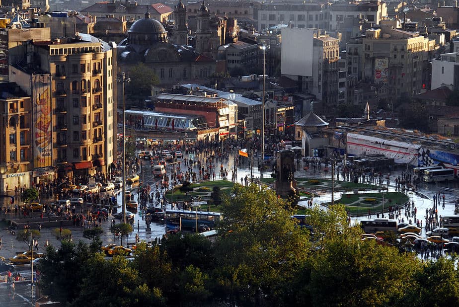میدان اصلی تقسیم و خیابان استقلال 2 کیلومتری متصل کننده برای کسانی است